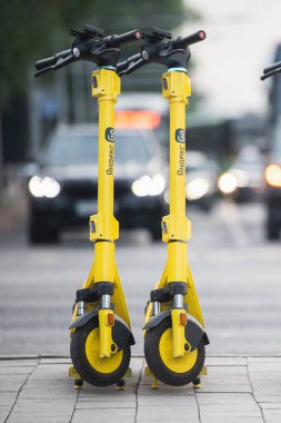 Yandex Go 'nun tekme paylaşımı, şehrin elektrikli scooter' ı. Almaty, Kazakistan - 11 Haziran 2023