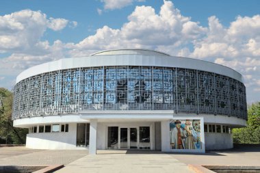 Yazın Almaty Zhas Otau 'nun düğün sarayı bulutların altında. Almaty, Kazakistan - 05 Mayıs 2023