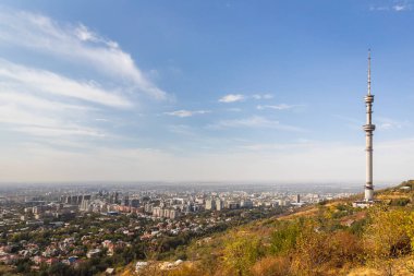 Kok Tobe dağından bir televizyon kulesiyle Almaty şehrine bakın. Almaty, Kazakistan - 28 Eylül 2022