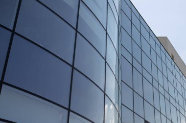 Modern ofis arka planındaki cam duvarın bir parçası..