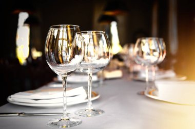 Lüks bir restoranda yemek masası servisi yaptım. Pencere ışıklandırmalı restoran içi.