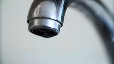 Karıştırıcı bozulduğunda musluktan su damlıyor. Çevre dostu su tüketimi değil, yakın çekim..