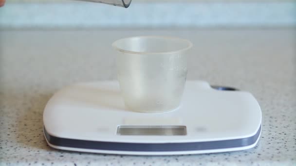在厨房称小扁豆重量 同时准备美味健康的食物 — 图库视频影像