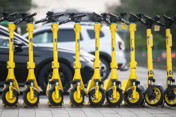 Yandex 'ten bir sürü elektrik kickshare geliyor, kiraya hazır. Şehir taşımacılığı, elektrikli scooter ya da kişisel araba arasında seçim yapmak. Almaty, Kazakistan - 11 Haziran 2023