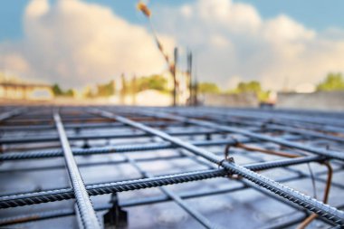 Endüstriyel İnşaat Vakfı için Döşeme Çelik Güçlendirmesi: Beton Dökmeye Hazırlama.