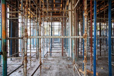 İnşaat halindeki bir binaya takviye beton döşemek için ikinci katı kapsayacak şekilde iskele hazırlandı..