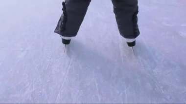 Bir çocuk paten kaymayı öğrenir. Tereddüt etmeden buza biner. Kopyalama alanı, yakın çekim..