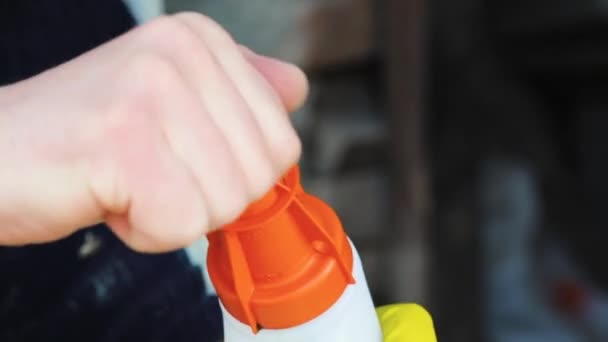 Uma Mão Homem Abre Uma Garrafa Plástico Com Uma Tampa — Vídeo de Stock