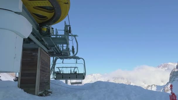 Sessellift Einem Skigebiet Hoch Den Bergen Über Den Wolken Kopierraum — Stockvideo