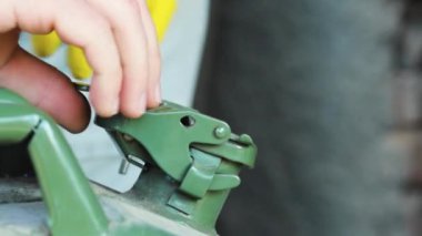 Benzin veya dizel yakıtla doldurulmuş Erkek El Açma Metal Konteynırının Yakın Çekimi.