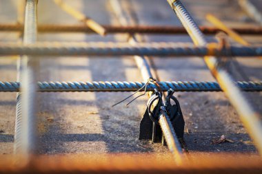 Siyah plastik destekleyici çubuk tutucular güçlendirilmiş beton yapıların yapımında biçimlendirme bileşenleri olarak kullanılır..