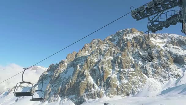 高山滑雪度假胜地 主席在乌云中俯瞰悬崖 — 图库视频影像