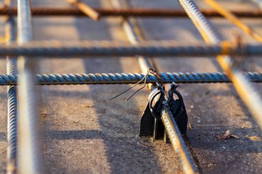 Plastik beton tutucuların veya destekçilerin görünümü, güçlendirilmiş beton yapıların inşasında ayrılmaz bileşenler olarak temel rollerini göstermektedir.