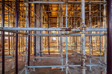 Tüm katın zeminini tek bir hatla doldurmak için iskelelerle dolu..