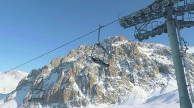 Dağ Kayak Merkezi: Kaya Dağlarına Bakan Bulutların Arasında. Kablolar soldan sağa.