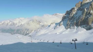 Almaty şehrinin yakınlarındaki Shymbulak kayak merkezi, Talgar Geçidi manzaralı. Almaty, Kazakistan - 13 Şubat 2024