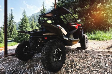 Bu engebeli arazi aracını keşfedin ve tadını çıkarın. Nefes kesici ve nefes kesici doğal manzaralar.