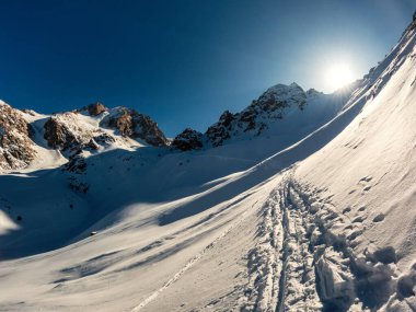 Kış Dağı Güzelliği: Kazakistan Ulusal Parkı, Almaty Bölgesi 'nde Yüksek İrtifa Tur Yolu boyunca Bulutun Üzerinde Nefes Kesen Alp Manzarası.