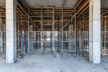 İnşaat alanında Beton Dökme Tavanı Altında İnşaat İskelesi.