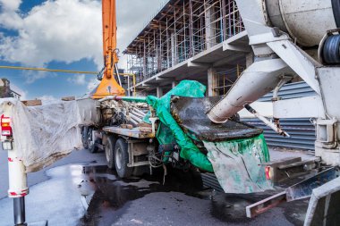 Beton karıştırıcı inşaat alanındaki beton pompacıya beton taşır ve güçlendirilmiş beton yapıların dökülmesini kolaylaştırır..