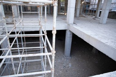Asansör boşluğu ve merdiven inşaatı için inşaat halindeki binanın tavanında bir açıklık var..