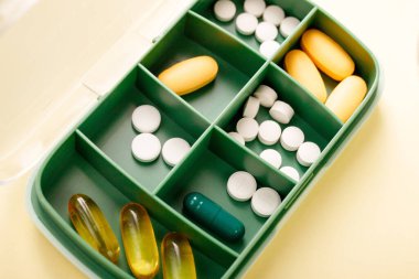 Her gün için çeşitli haplar, vitaminler ve diyet takviyeleri içeren haplar, yakın çekim..