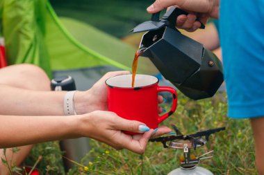 Açık havada nefis kahve demlemek, sıcak bir kamp ateşinin etrafında arkadaşlarla değerli anlar paylaşmak.