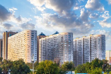 Almaty Urban Manzarası: Gökyüzünün ortasında Yüksek Katmanlı Konut Kompleksleri.