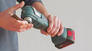 BOSCH GOP 185-LI Multi Cutter, bireyin elinde kablosuz çoklu bir araç var, bu da çeşitli DIY görevleri ve ev onarım projeleri için mükemmel. Almaty, Kazakistan - 08 Kasım 2024
