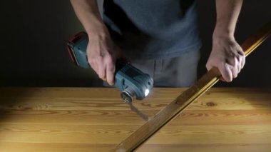 Bir birey, olağanüstü bir hassasiyet ve ustalık gösteren odun kesmek için Multi Cutter 'ın gücünü ustalıkla kullanır.