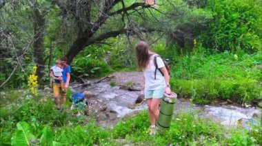 Bir aile, yemyeşil yemyeşil ortamda önemli erzakları taşıyan sakin bir derenin yakınındaki güzellikleri keşfeder.