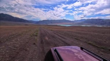 Geniş bir çöl manzarası olan dağlar, Kazakistan, Almaty bölgesinde Bartogay Gölü. Orta Asya 'nın şaşırtıcı doğası, off-road seyahati.