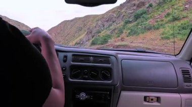 Kendinizi 4x4 SUV arabasıyla nefes kesici dağ manzaralarının içinden geçerken heyecan verici bir deneyime daldırın.