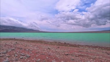 Çarpıcı manzara Bartogai Gölü 'nü gösteriyor. Muhteşem bulutlu gökyüzünün altında, kayalık bir kıyı şeridi, Kazakistan doğası, Alvaty bölgesi.