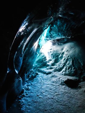 Buzul Mağarası: Orta Asya 'nın Tian Shan Dağları' ndaki Donmuş Mucize, Kazakistan Milli Parkı, Almaty yakınlarında.