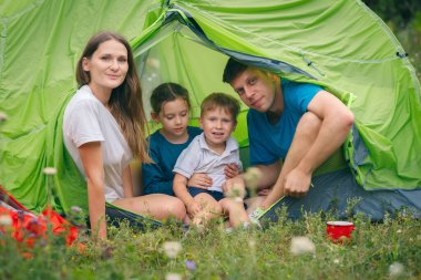 Sevgi dolu bir aile, yemyeşil çadırlarında kamp yapmayı sever. Açık havada harika anılar yaratırlar.