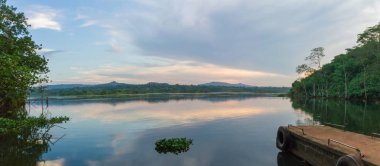 Jinja, Uganda yakınlarındaki nehir kıyısında gün batımı manzarası.