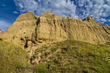 Dinozor İl Parkı 'nda büyük bir uçurum var.