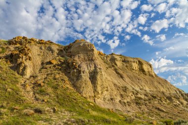 Büyük bir uçurumun kenarında.