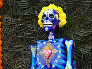 Mexico City, Mexico 'da Ölü Maskeleri' nin Tahta Kafatası Günü. Maskeler iskeletleri temsil eden tipik sembollerdir.