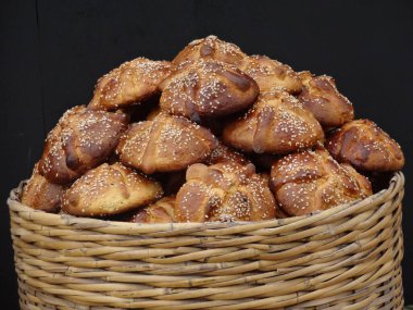 Ölü ekmek. Ölü mevsiminde tüketilen tipik Meksika tatlı ekmeği. Ölüler Günü Festivali 'nin sunak ve adak törenlerinin ana unsurlarından biridir..