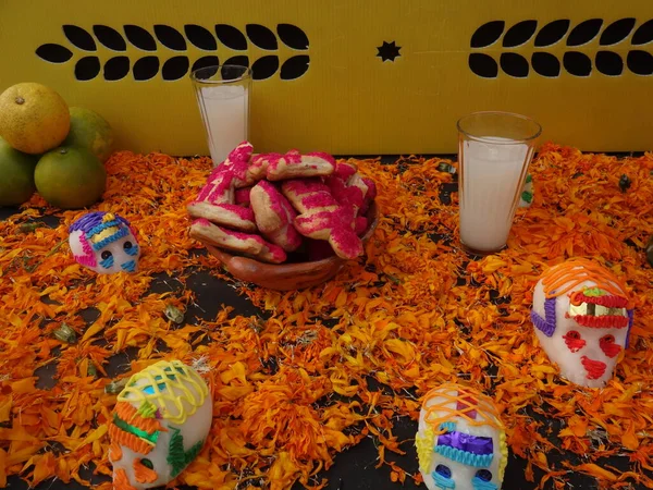 Crânios Açúcar Com Velas Flores Cempasuchil Marigold Papel Picado Decoração — Fotografia de Stock