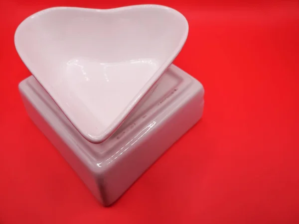 Coeur Céramique Forme Coeur Avec Fond Rouge Pour Saint Valentin — Photo