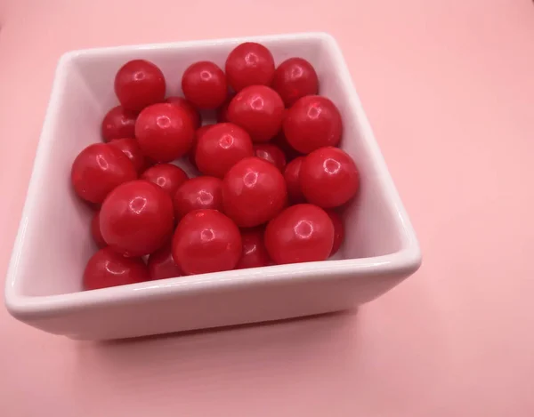 Pyszne Cukierki Smaku Wiśni Ceramicznym Botanero Gładkie Tło Świętując Walentynki — Zdjęcie stockowe