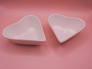 Sevgililer Günü için kırmızı arka planı olan kalp şeklinde seramik bir kalp. Noel, düğün ve aşk gibi farklı kutlamalar için dekore edilmiş..