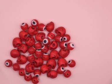 Masadaki göz bileziği. Akdeniz halkı, kem gözün şeytanı uzak tuttuğuna inanırdı..