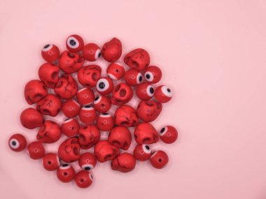 Masadaki göz bileziği. Akdeniz halkı, kem gözün şeytanı uzak tuttuğuna inanırdı..