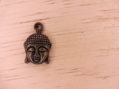 Renkli arka planda Buda heykeli. Zenginlik ve refahın sembolü.