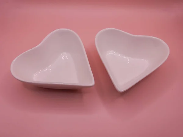 Herzförmiges Keramikherz Mit Rotem Hintergrund Zum Valentinstag Dekoriert Für Verschiedene — Stockfoto