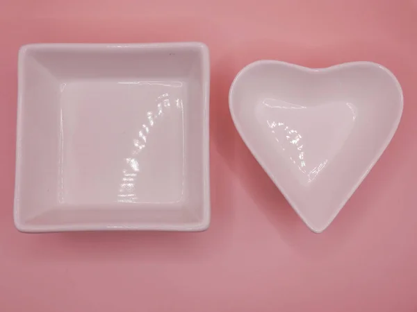 Herzförmiges Keramikherz Mit Rotem Hintergrund Zum Valentinstag Dekoriert Für Verschiedene — Stockfoto